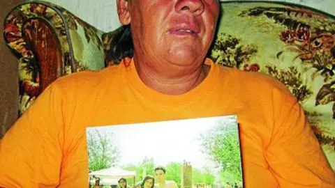 Su madre muestra una fotografía de su hijo