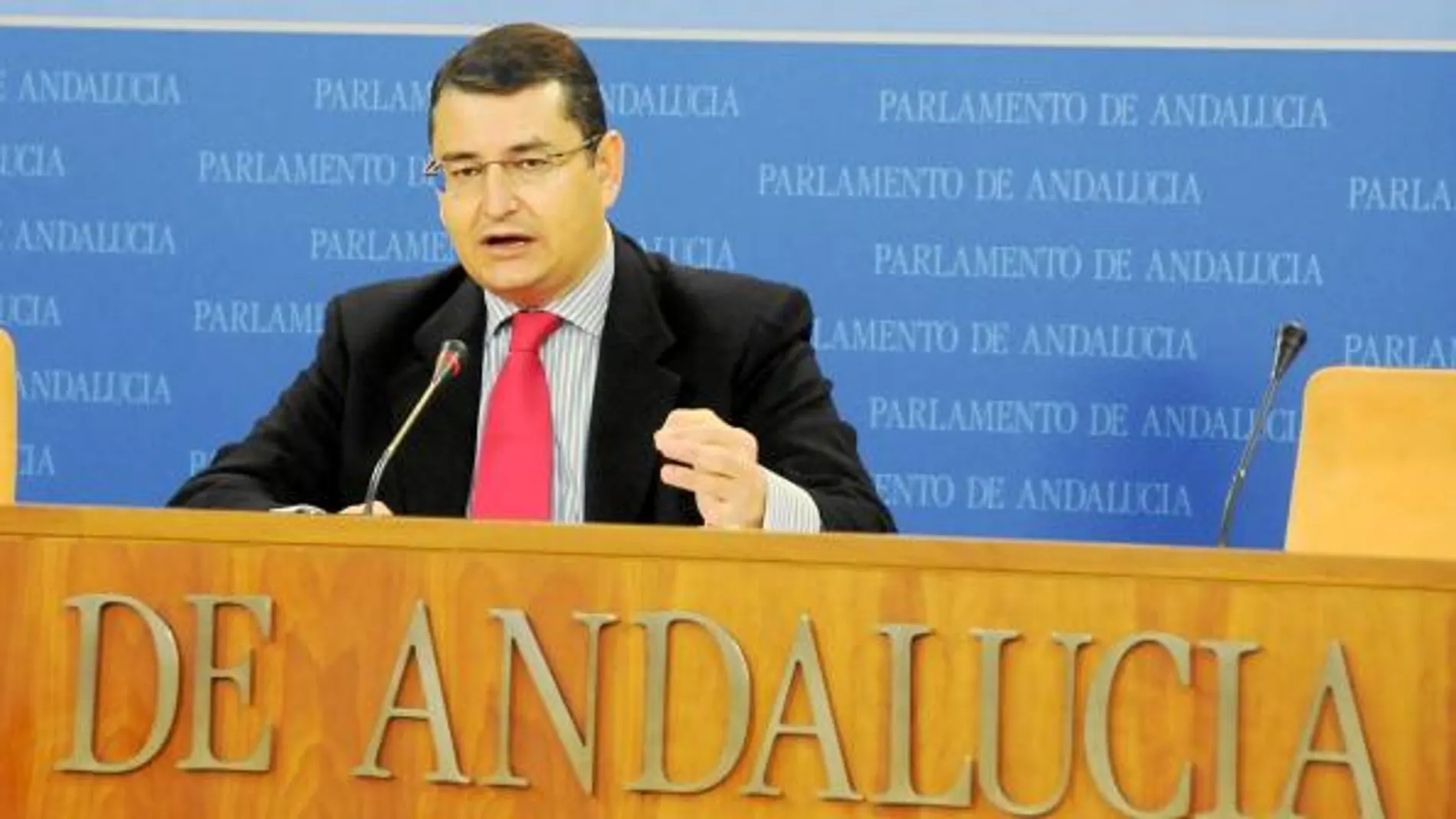 El secretario general del PP-A, Antonio Sanz, ayer, en la Cámara