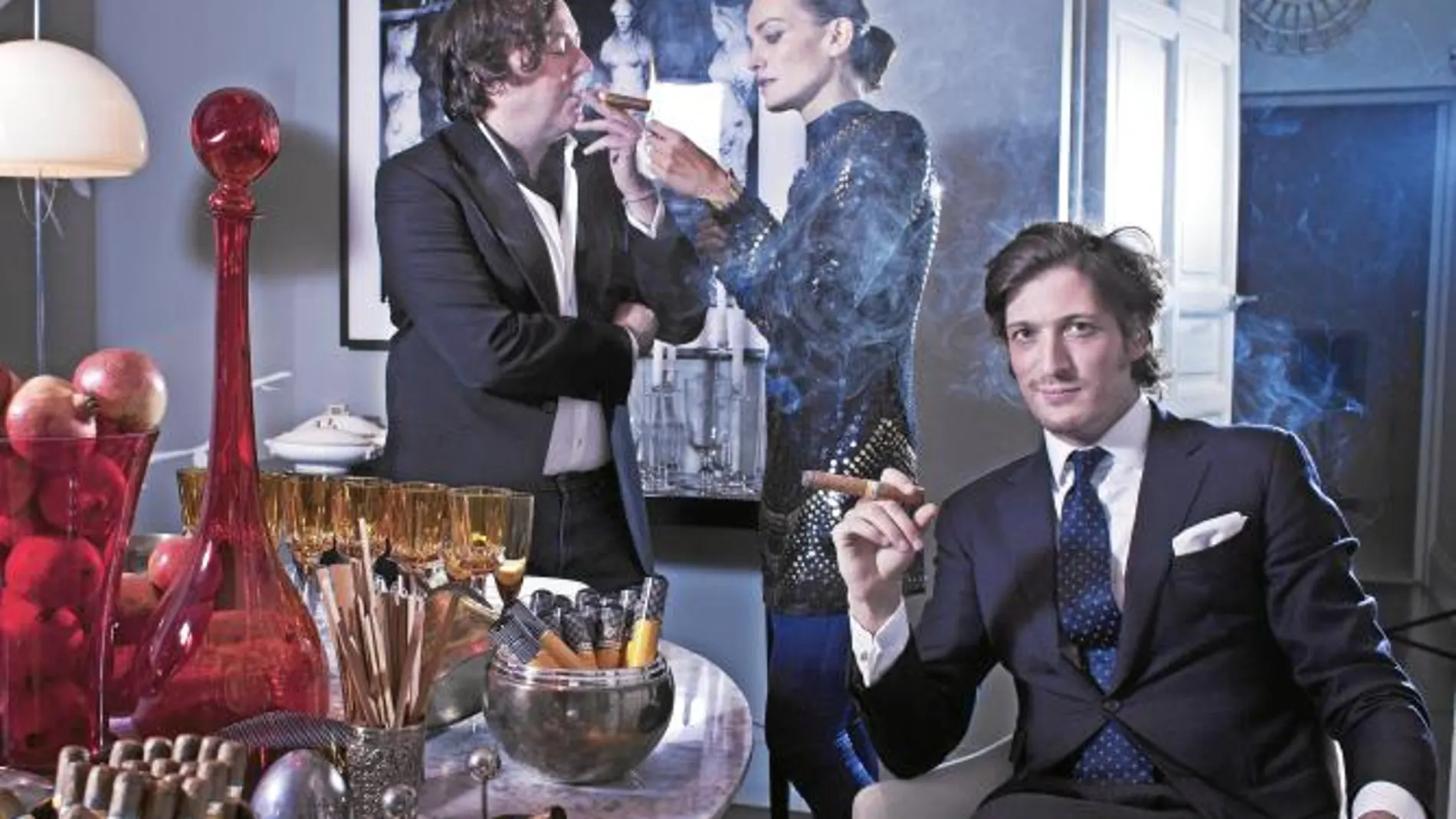 Tomás Alía, Laura Ponte y Luis Medina disfrutan de unos habanos en casa del decorador