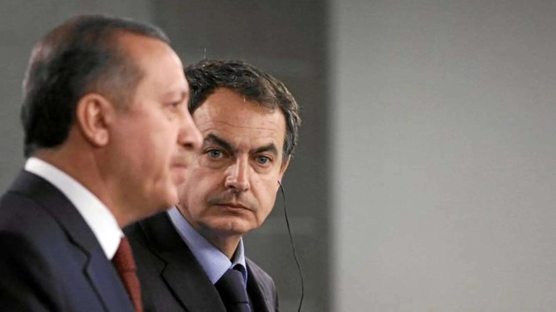 Zapatero, en imagen de archivo, junto a su principal aliado en su propuesta de la Alianza de Civilizaciones, el primero ministro turco, Tayip Erdogan