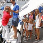 UN PRÍNCIPE CABALLEROSO: Don Felipe ayudó a su madre a bajar del velero «Hispano» antes de zarpar