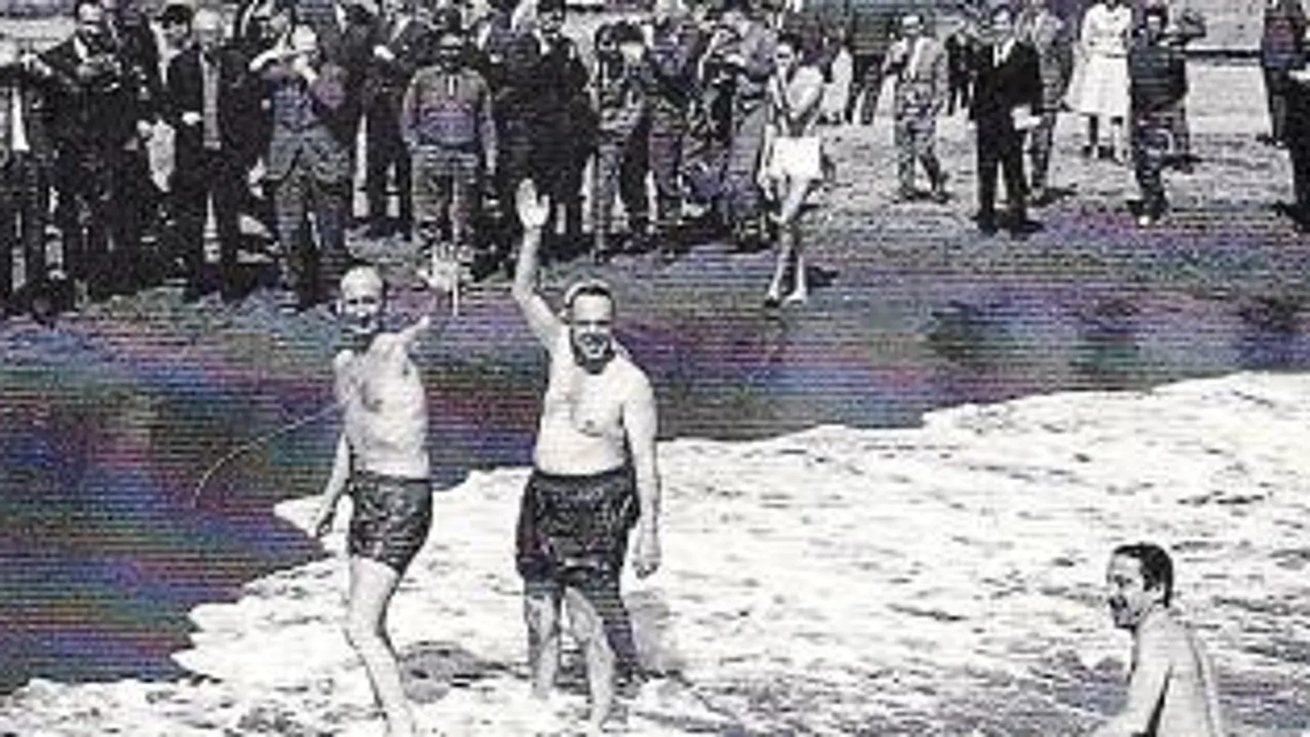 07 - marzo - 1966 Manuel Fraga se baña en la playa para acallar rumores