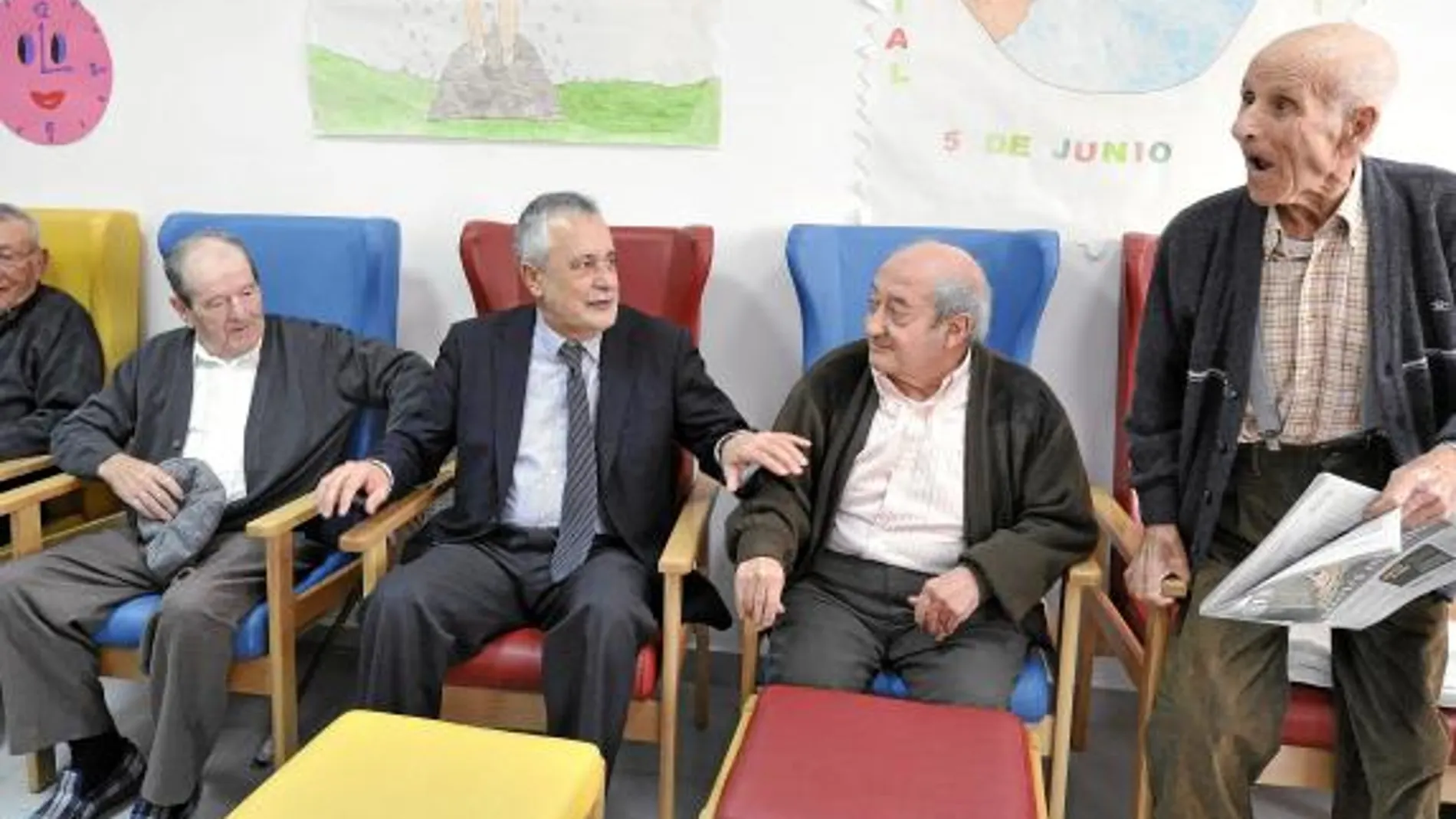 Griñán visitó ayer una residencia de ancianos en pleno escándalo por los ERE fraudulentos