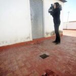 Una cámara de televisión recoge las imágenes de la azotea de una vivienda de la localidad murciana de Lorquí