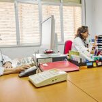 Isabel Hermoso (en primer plano) y Ángeles Cervera atienden las consultas de los enfermos