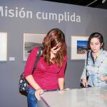 Dos visitantes a la exposición contemplan las imágenes que componen la muestra