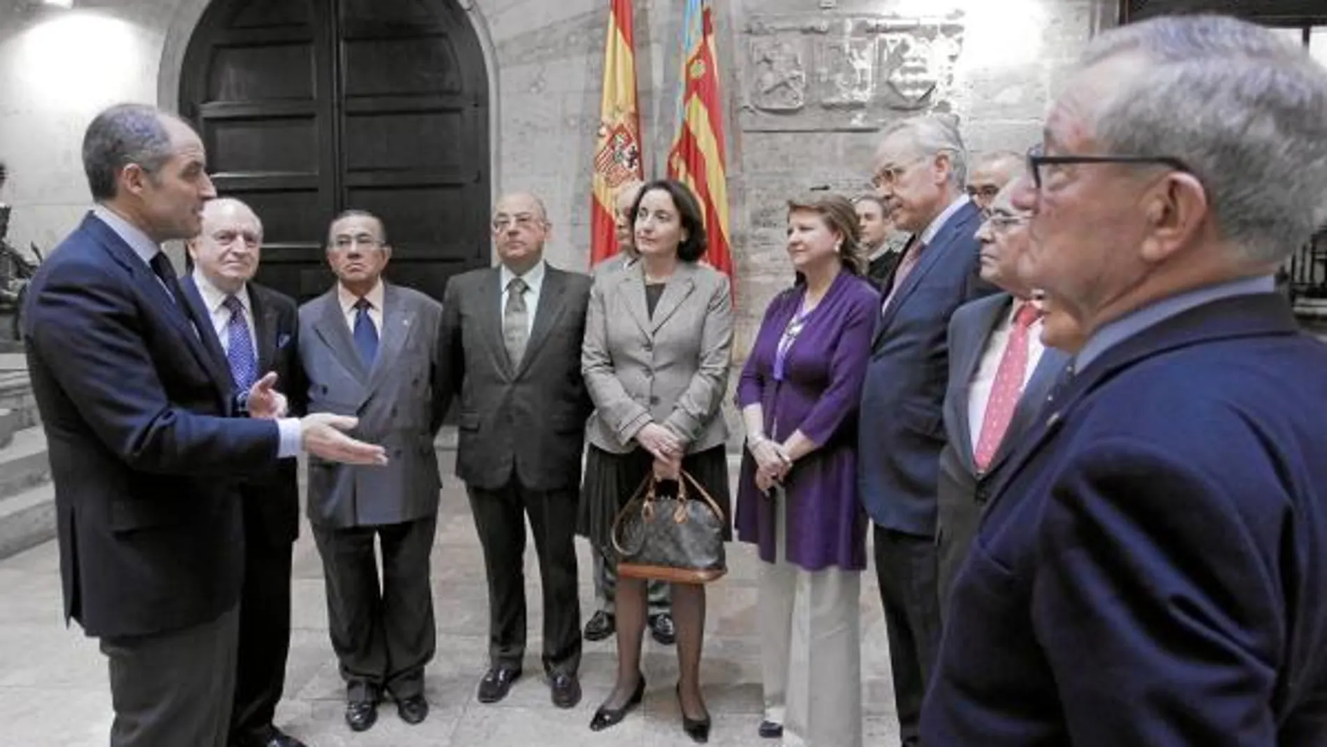 El presidente de la Generalitat junto a los representantes de la Mesa de Turismo