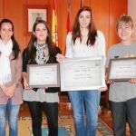 Los ganadores posan con la concejala de Turismo, Noemí Bocos.