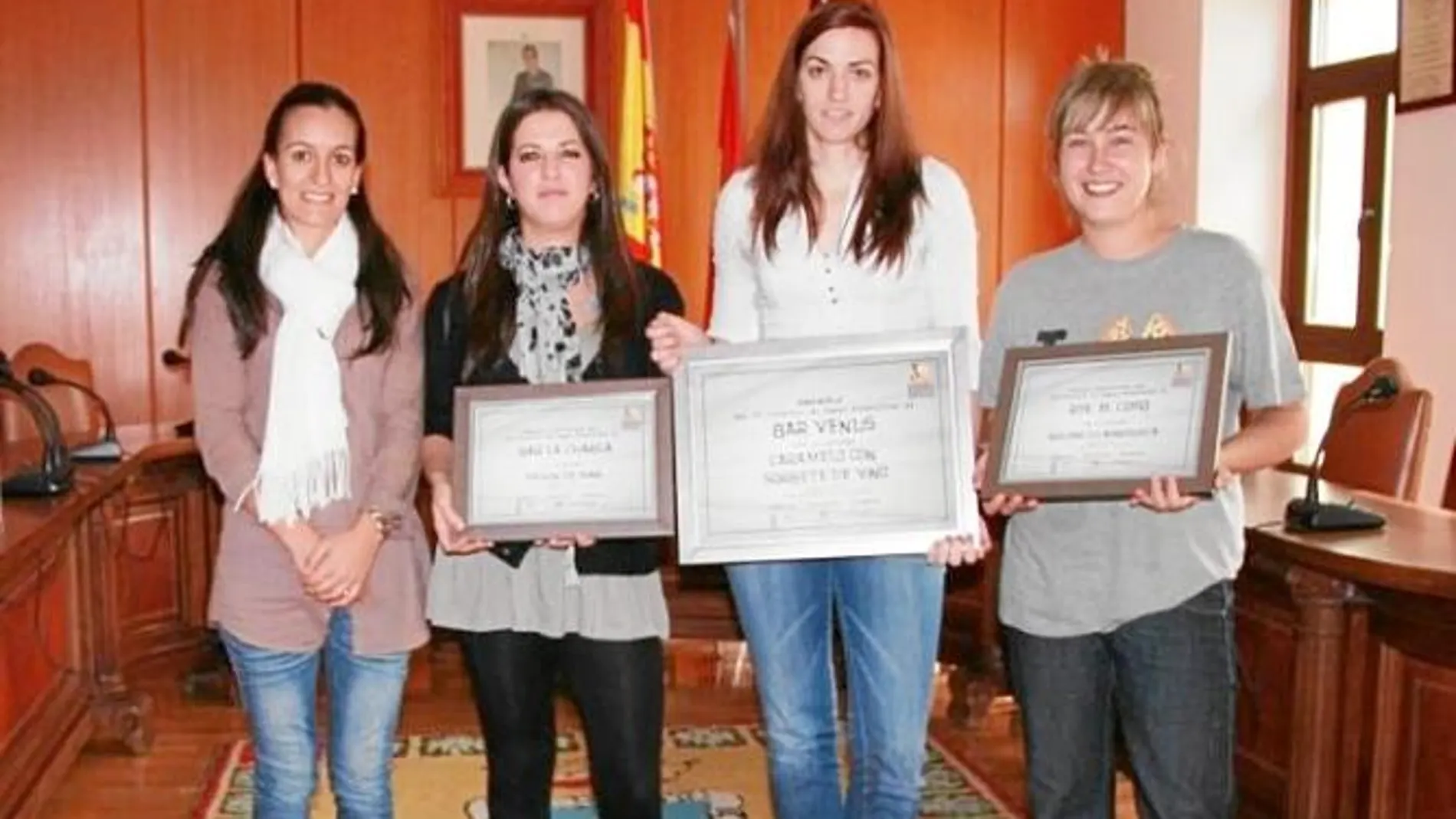 Los ganadores posan con la concejala de Turismo, Noemí Bocos.