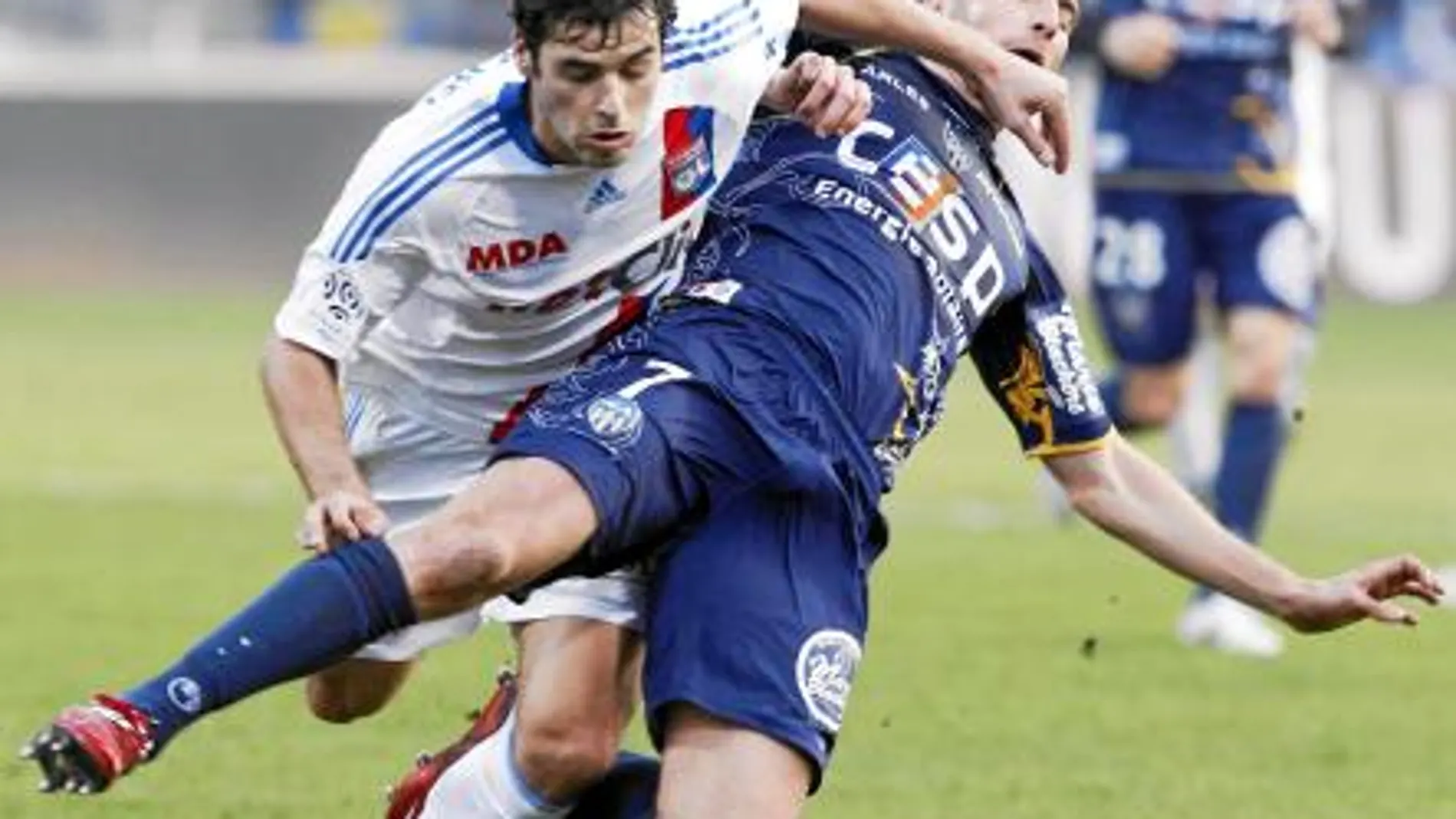 Lisandro López. El nombre del goleador argentino era el que faltaba para completar la alineación del Lyon en el encuentro de ida. Una extraña lesión que se produjo en el calentamiento de un partido lo eliminó a la fuerza de los planes de Puel. Han pasado