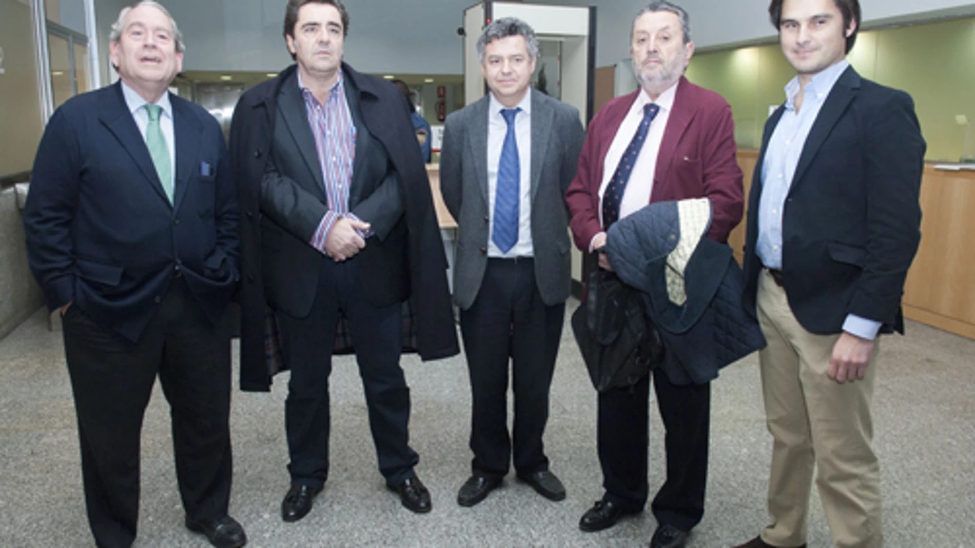 Manuel Martínez Erice, José Luis Blanco y Nacho Lloret, de Taurodelta, posan con Carlos Abella y Fernando Casado, de la Mesa de Contratación