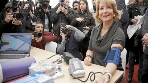 La presidenta regional, ayer, en el futuro hospital del Henares