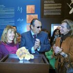 Trini Miró y Carlos Fabra muestran el «Arquer de Valtorta»