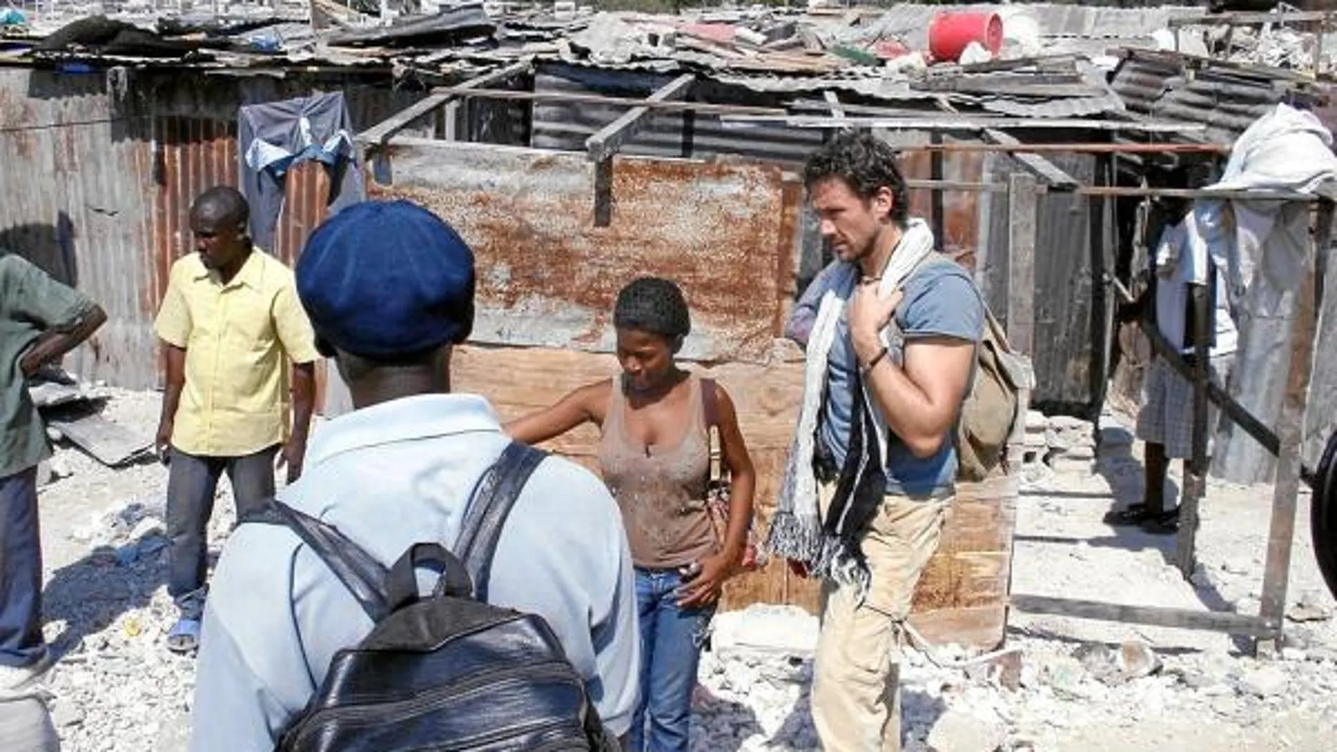 Miguel Ángel Tobías, director del documental, conversa con un grupo de haitianos