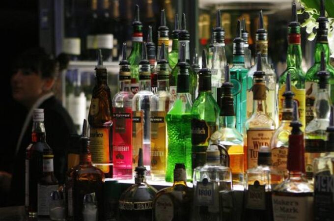 Botellas con bebidas alcohólicas en un bar