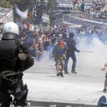 Grupos anarquistas se enfrentaron con la Policía griega a las puertas del Parlamento en Atenas