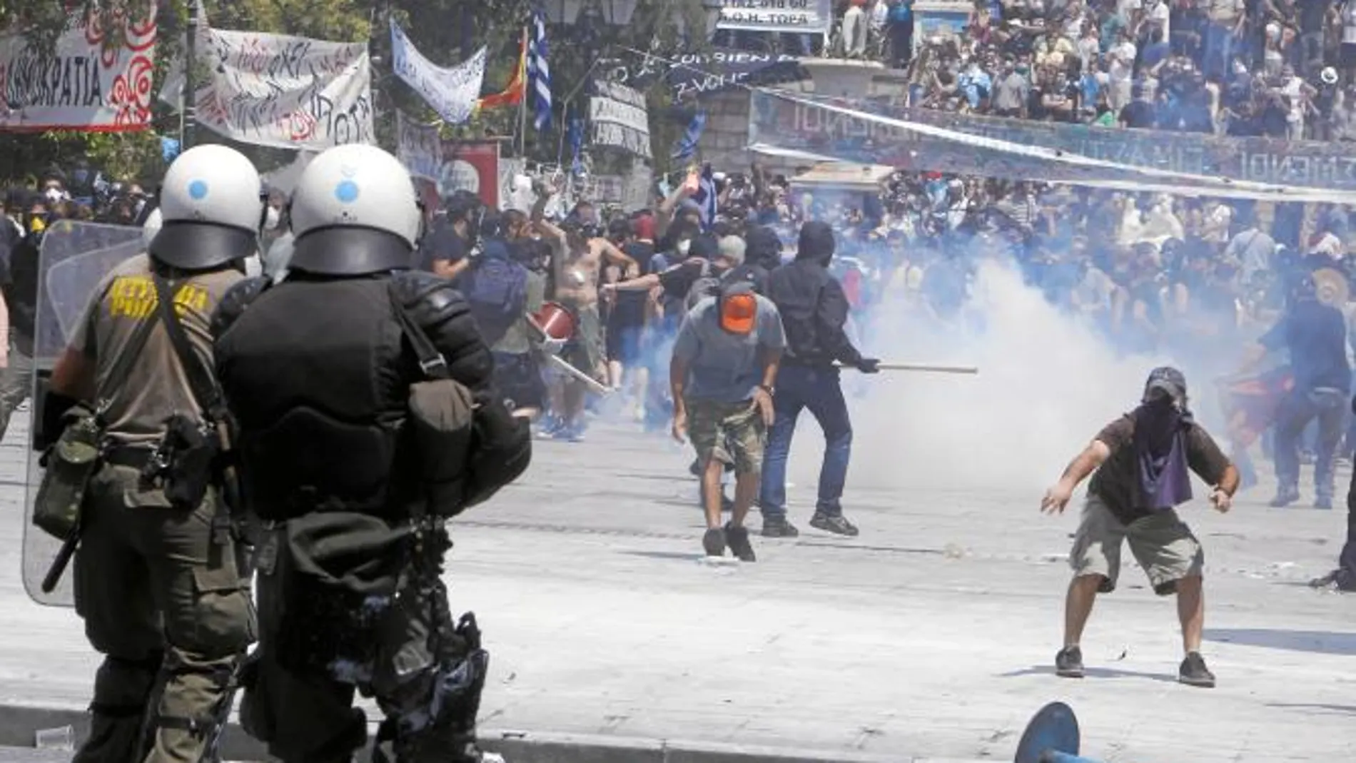 Grupos anarquistas se enfrentaron con la Policía griega a las puertas del Parlamento en Atenas