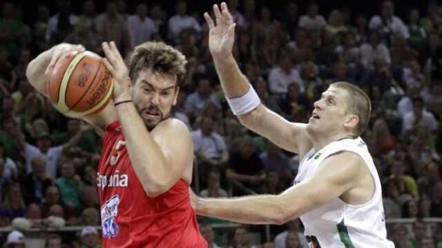 Marc Gasol y Petravicius, en un ataque español