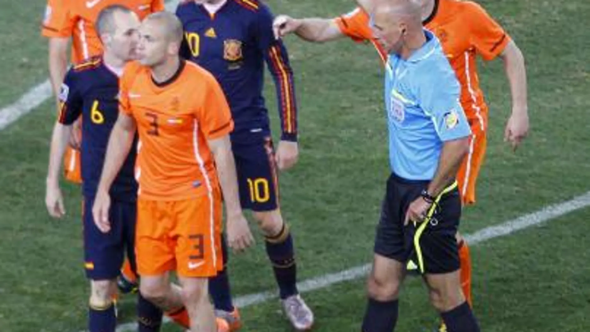 El árbitro muestra la tarjeta roja al jugador holandés John Heitinga