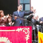 Albiol y su vara de alcalde, junto a Camacho y Jorge Fernández
