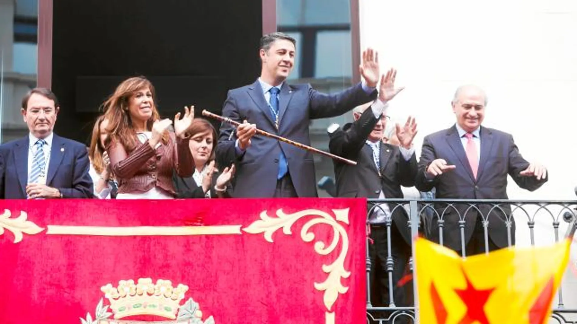 Albiol y su vara de alcalde, junto a Camacho y Jorge Fernández