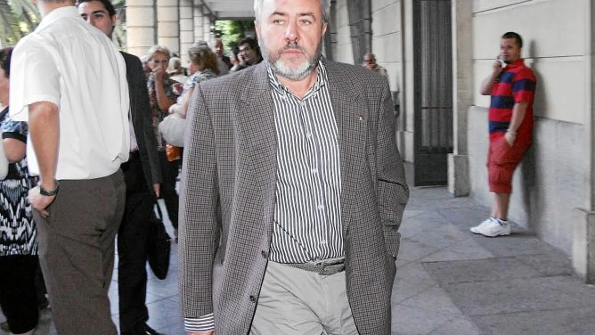 El ex alcalde de Burguillos pagó con la Visa municipal su carnet del Betis