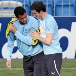 Bale abraza al brasileño Sandro en el entrenamiento de ayer en el Bernabéu