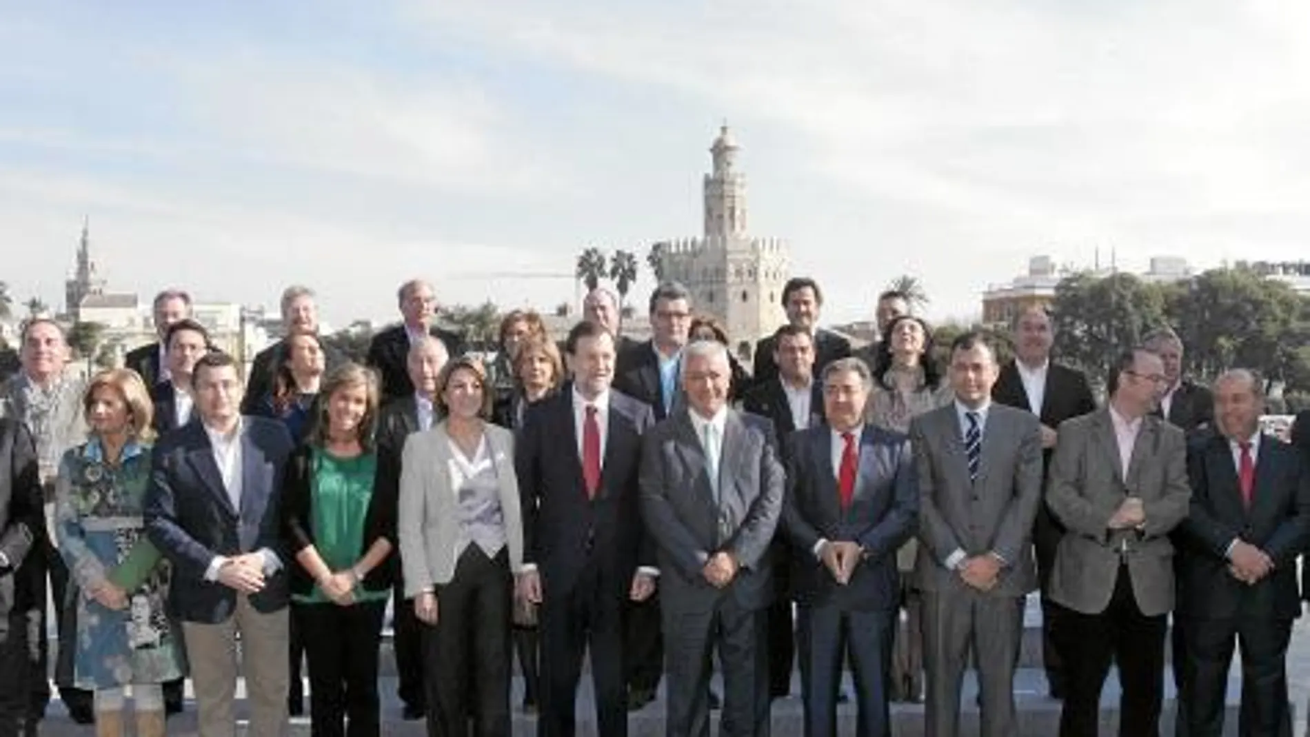 Rajoy, flanqueado por Arenas y Cospedal, junto a alcaldes y candidatos de Andalucía
