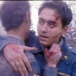 Dos guardias civiles se abrazan tras el atentado de Vic