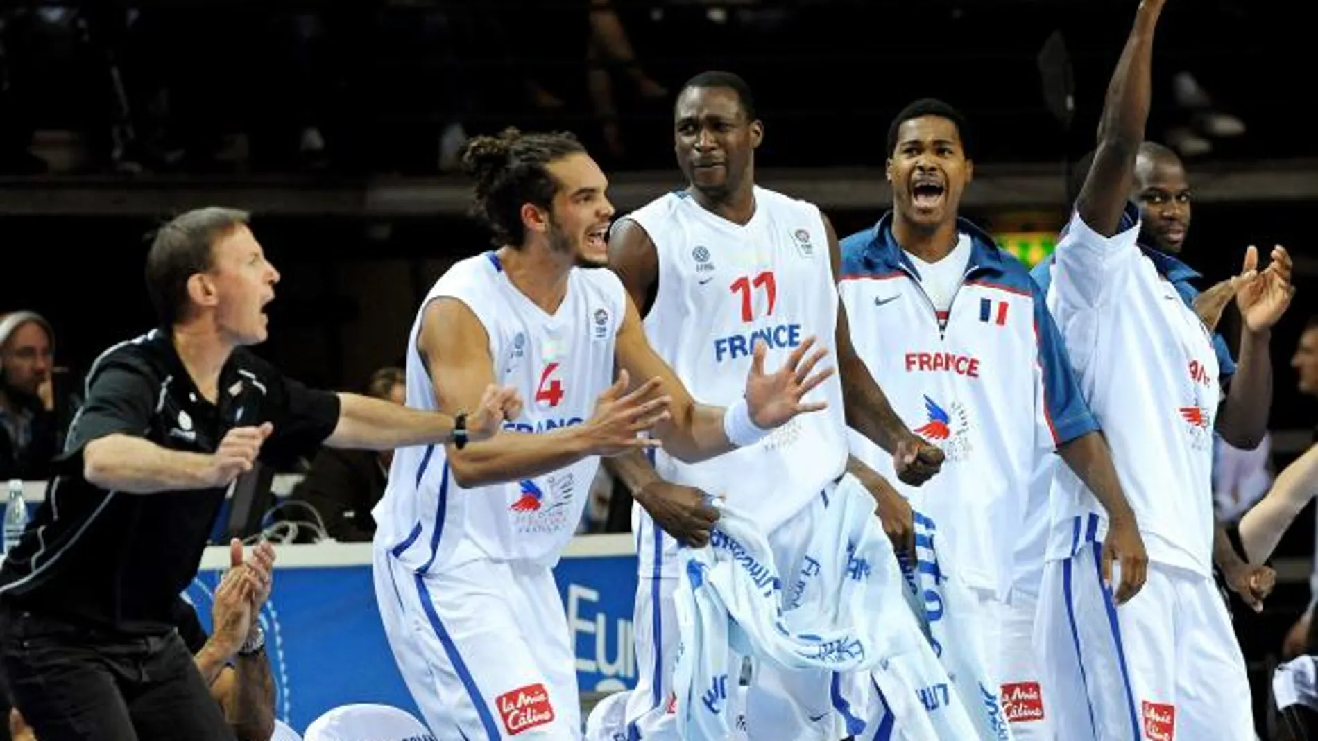 Los jugadores y el entrenador francés celebran una jugada desde el banquillo durante el partido Francia-Rusia, de semifinales del Campeonato de Europa de baloncesto