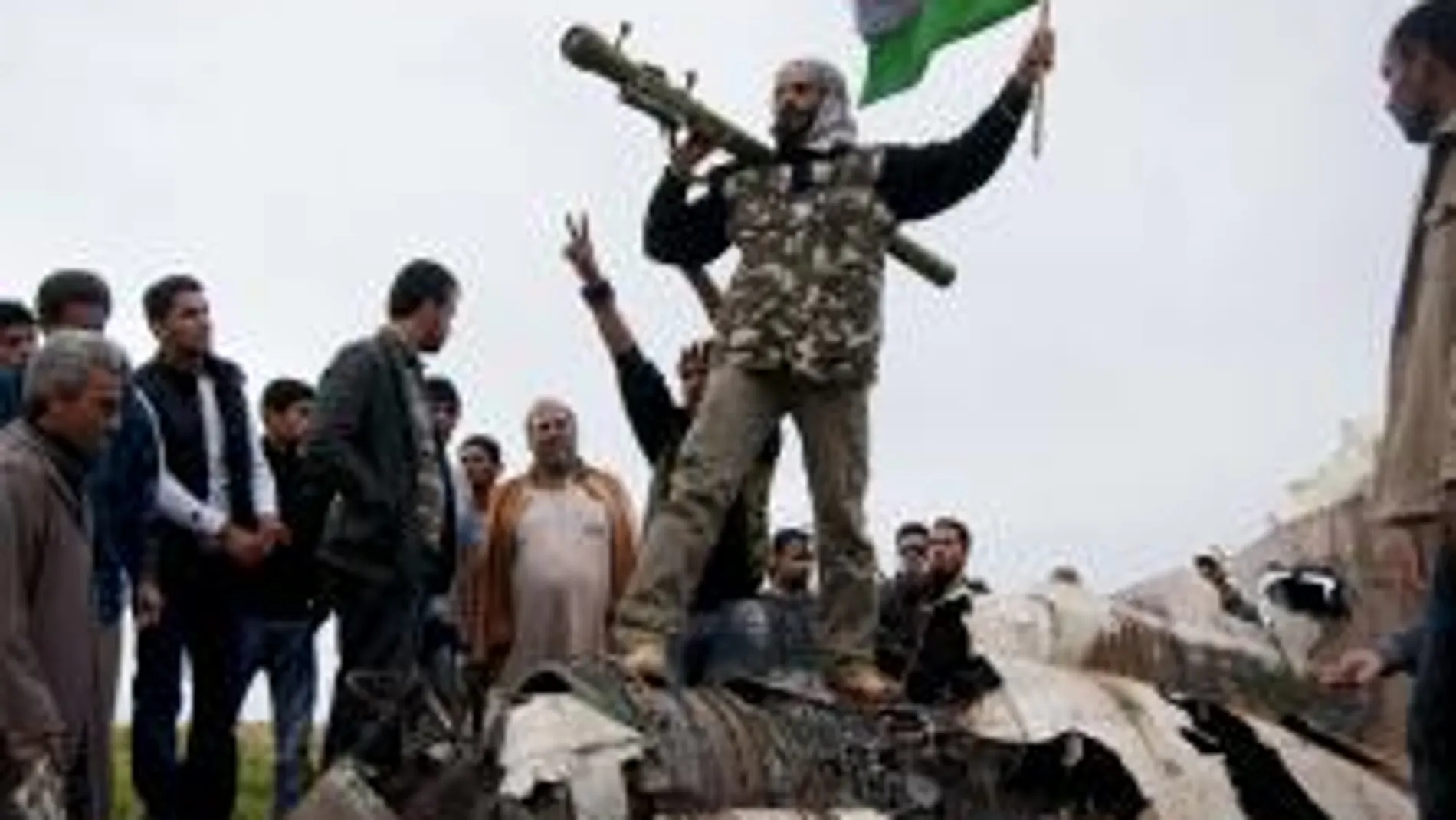 Milicianos insurgentes y civiles celebran el derribo de uno de los cazas del ejército de las fuerzas de Muamar el Gadafi