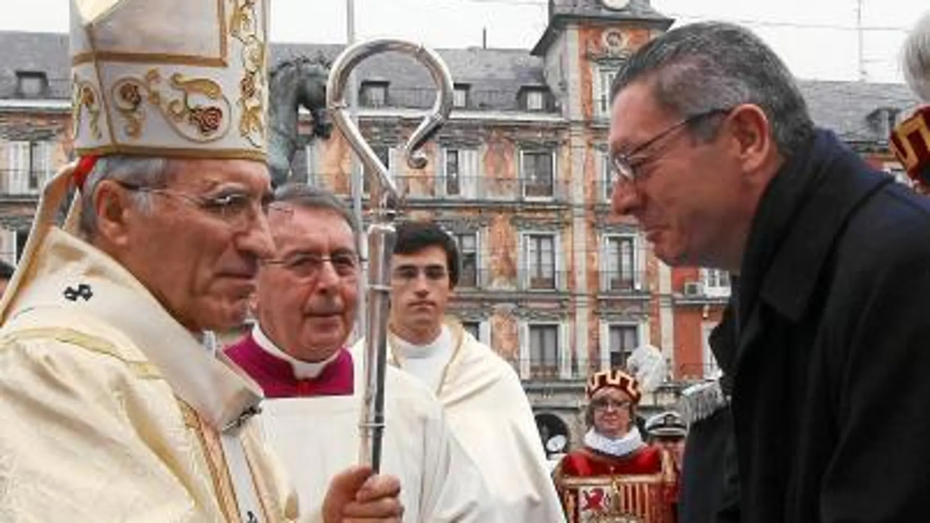 El alcalde de Madrid, Alberto Ruiz-Gallardón, saluda al arzobispo de Madrid Antonio María Rouco en la misa en honor a la patrona de Madrid