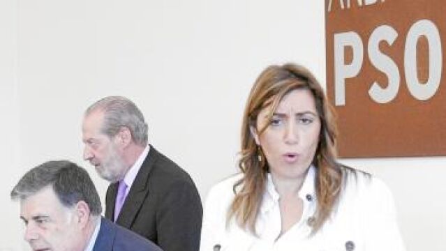 Susana Díaz, junto al secretario provincial del PSOE, José Antonio Viera, y su presidente, Fernando Rodríguez Villalobos