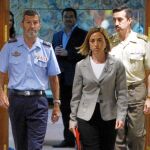 Carme Chacón, a la salida de la rueda de prensa de ayer, en la sede del Ministerio de Defensa antes de viajar a Afganistán