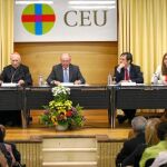 De izda. a dcha., Marta Lago, el cardenal Rouco, Carlos Romero, Francisco Marhuenda y Marieta Jaureguízar