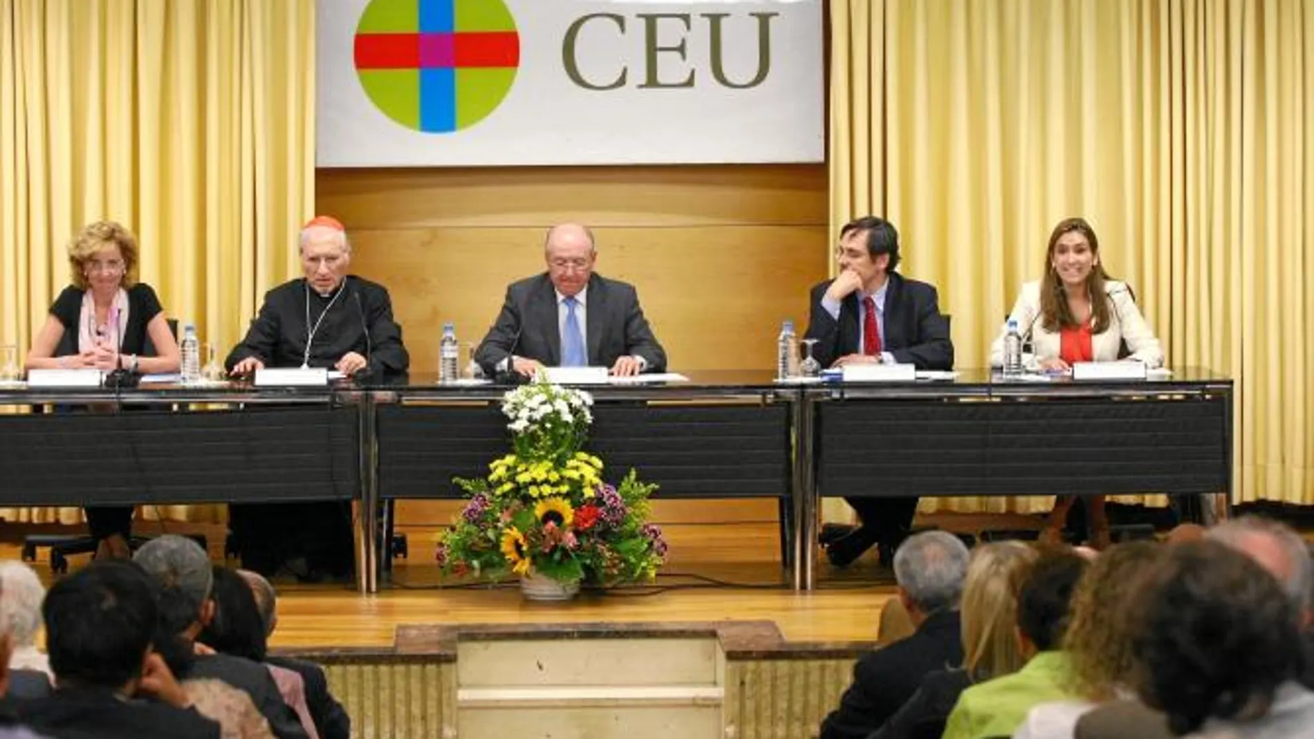 De izda. a dcha., Marta Lago, el cardenal Rouco, Carlos Romero, Francisco Marhuenda y Marieta Jaureguízar