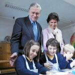Fuster aprendió con los niños el proceso de elaboración del pan