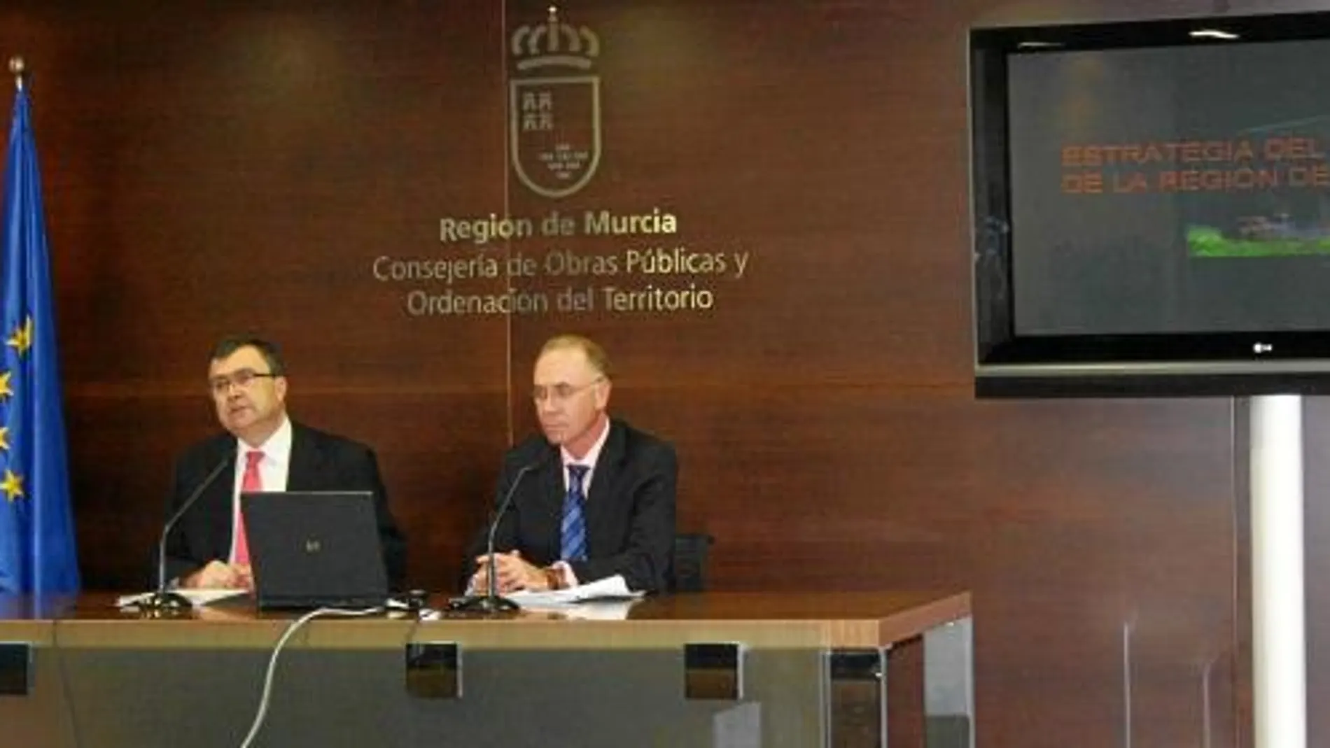 El consejero de Obras Públicas y Ordenación del Territorio, José Ballesta (izquierda), en la presentación