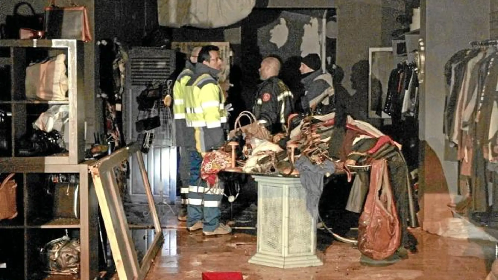 Ocho heridos por una explosión tras un incendio en una tienda de Sarrià