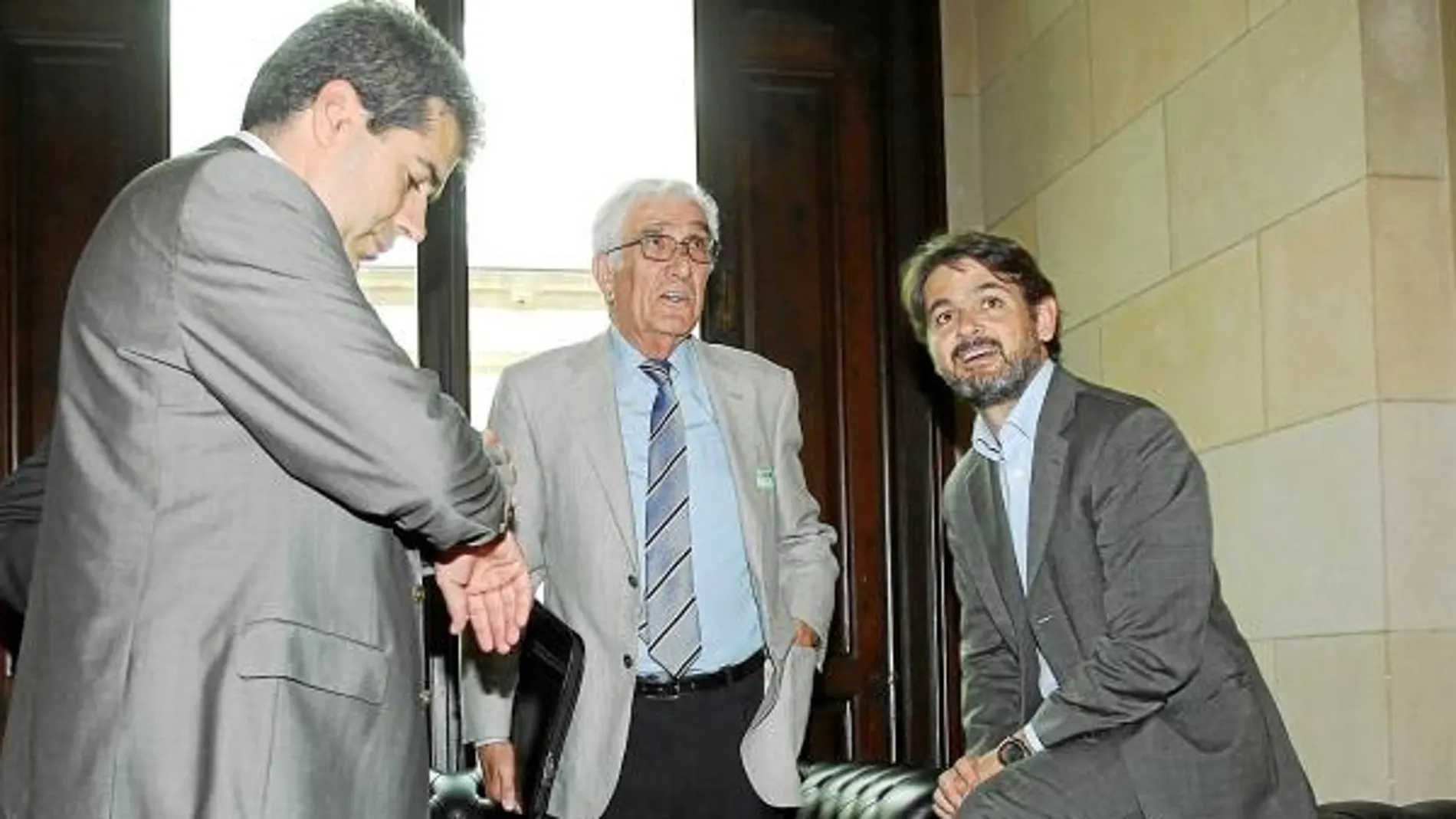El responsable de finanzas, Daniel Osàcar (centro), junto a Oriol Pujol el dia que compareció en el Parlament