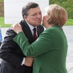 Durao Barroso saluda a la canciller alemana, Angela Merkel