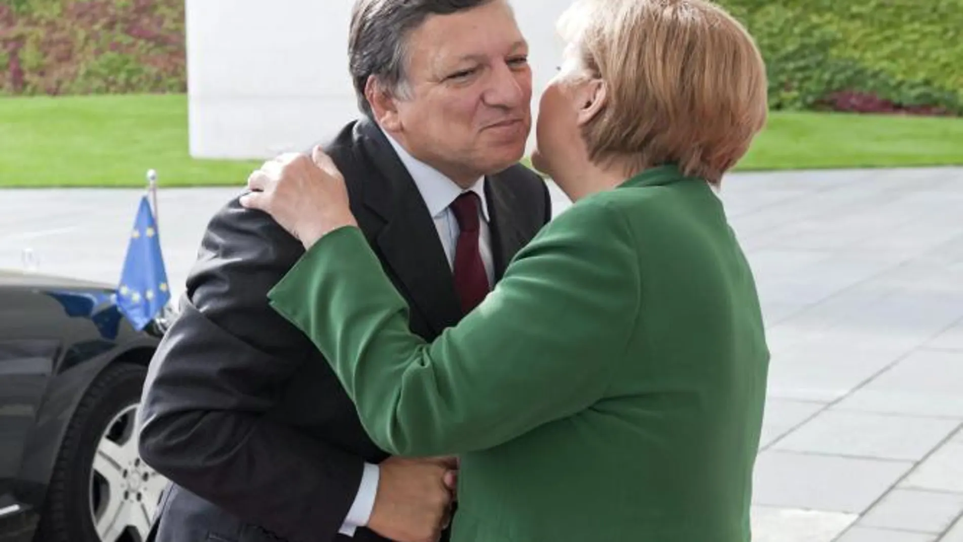 Durao Barroso saluda a la canciller alemana, Angela Merkel