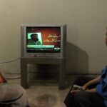 Un hombre paquistaní sigue por televisión la noticia de la muerte del alto mando de la red terrorista Al Qaeda en Pakistán Ilyas Kashmiri