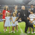 El cardenal Rouco hizo el saque de honor ante miles de asistentes