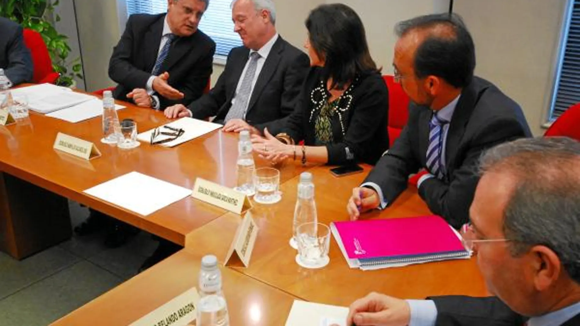 Miguel del Toro, Ramón Luis Valcárcel, Inmaculada García y Salvador Marín, momentos antes del inicio de la Comisión Ejecutiva de la Croem