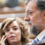 Sáenz de Santamaría y Rajoy, durante la sesión de ayer