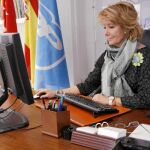 de «chateo» con los internautas. La presidenta respondió ayer desde su despacho de la calle Génova a las preguntas que le hicieron a través de su página web genteconesperanza.com