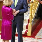 El líder del PP, Mariano Rajoy, conversa con Elena Salgado