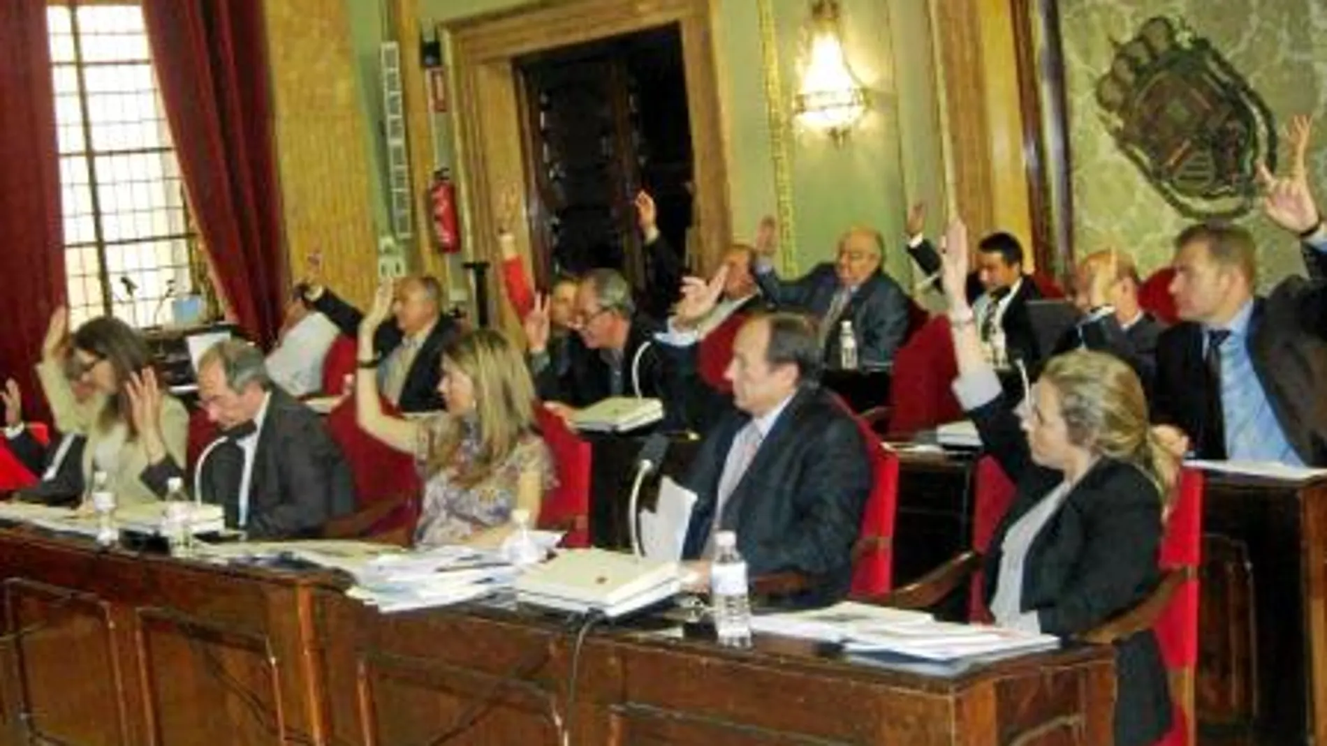 El equipo de Gobierno municipal, en el momento de las votaciones