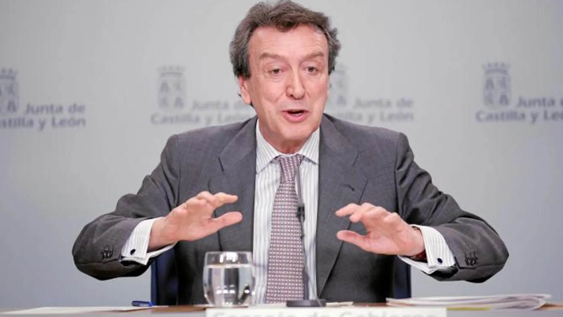 El portavoz de la Junta de Castilla y León, José Antonio de Santiago-Juárez, explica los acuerdos aprobados
